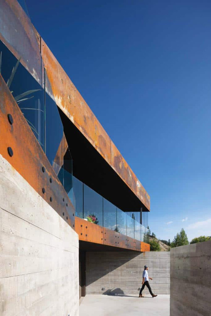 Sharp angle of the steel exterior