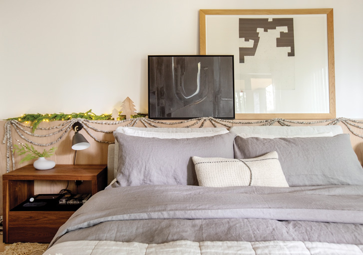 The linen throughline carries into the bedroom, via a chic duvet from St. Geneve. Photo: Janis Nicolay.